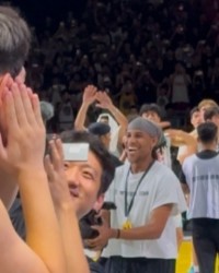 开云登录入口地址-世纪名画！朱伟皓三分绝杀 对抱头的库里比出“晚安安”