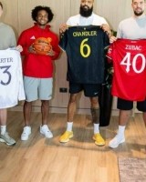 开云登录入口地址-姆贝莫4XL！NBA球星造访曼联训练基地，B费约罗齐尔克泽热情接待