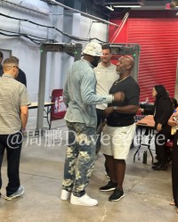 媒体人：詹姆斯提前退场碰到比卢普斯，俩人唠的可热闹了