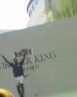 开云登录入口地址-球迷视角詹姆斯中国行成都站超长纯享版：暴雨中苦等5个小时 值了